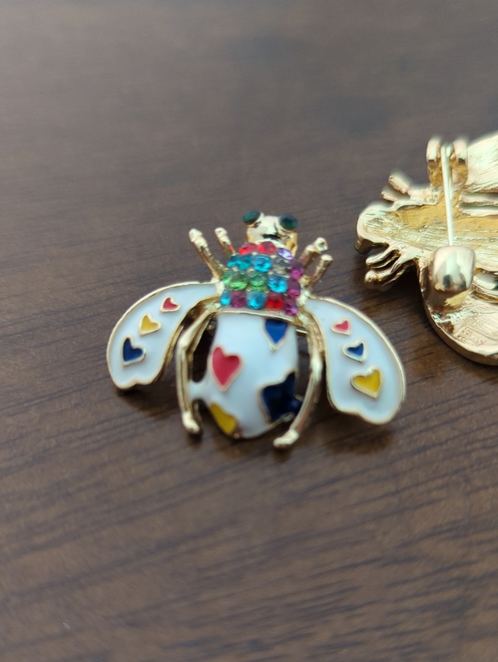Heart Enamel Bee Brooch - Picture 2 of 2